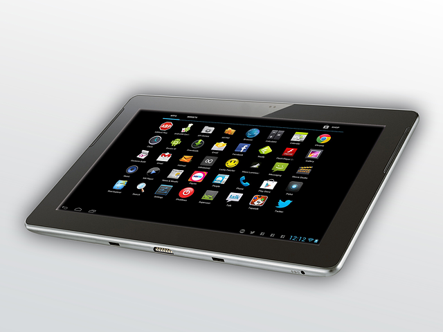 Diagram illustrating Android's diverse device ecosystem including phones, tablets, smartwatches, and TVs