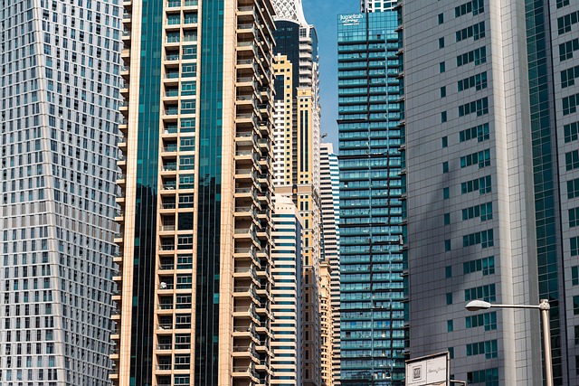 Dubai map highlighting key tourist zones and transportation routes